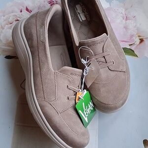 NWT Skechers Slip-Ins Ultra GO Shoe Womens  Tan Comfort Sneaker